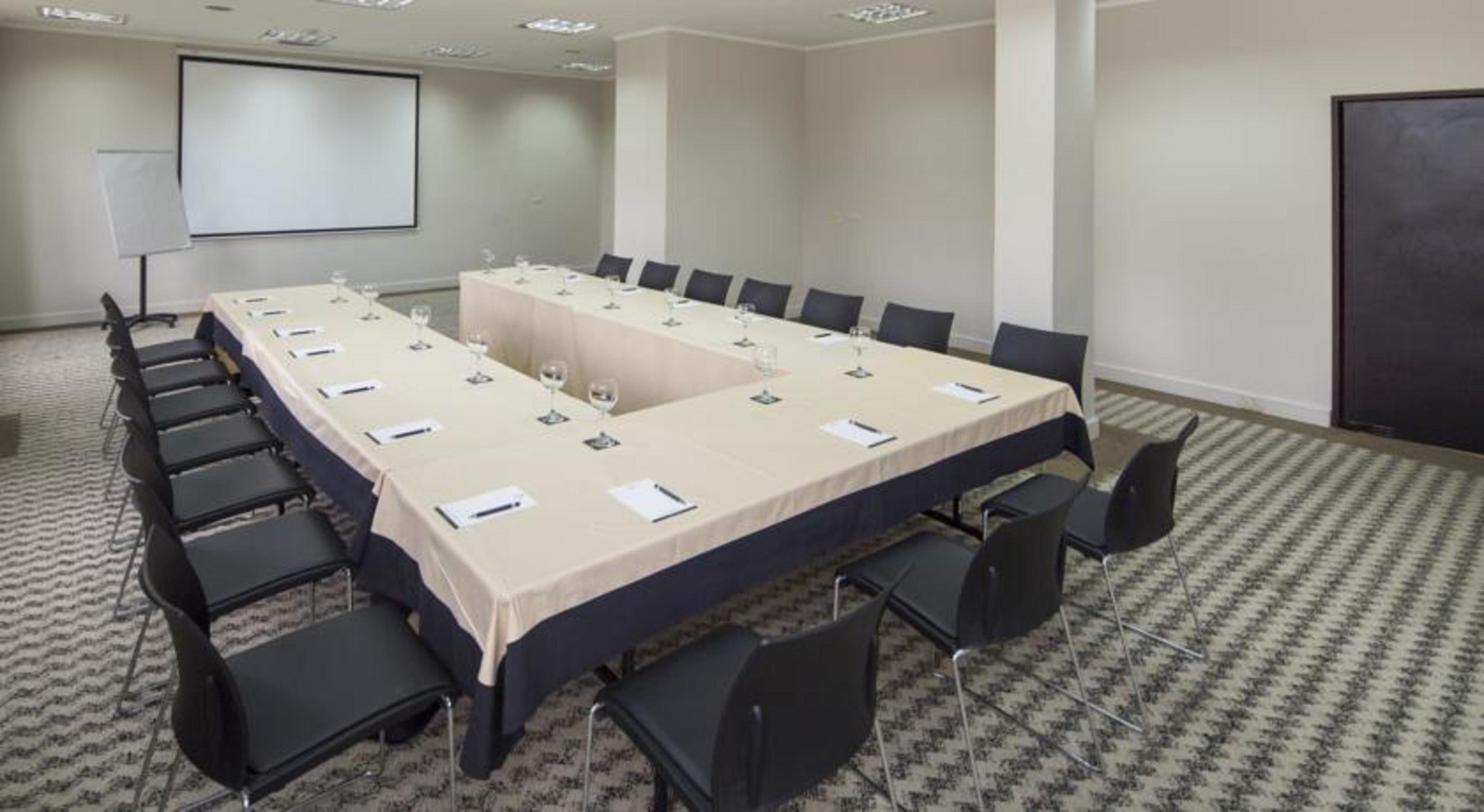 Movich Hotel Las Lomas Rionegro Eksteriør bilde A meeting room at the hotel