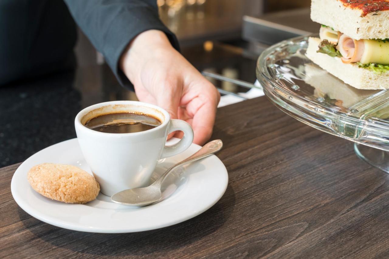 Movich Hotel Las Lomas Rionegro Eksteriør bilde A waiter serving coffee